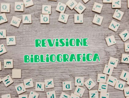 Studente che ricerca per la revisione bibliografica della sua tesi di laurea