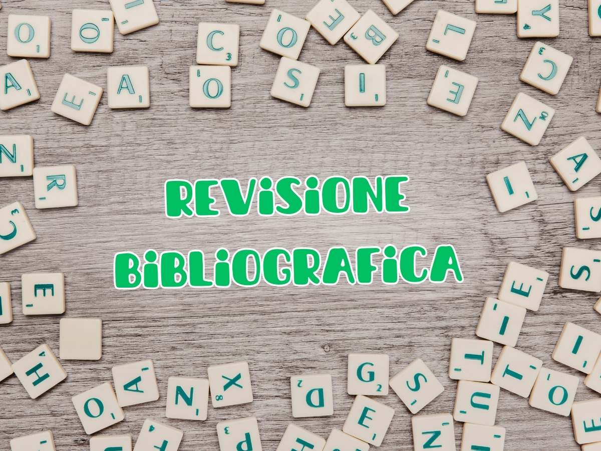 Studente che ricerca per la revisione bibliografica della sua tesi di laurea