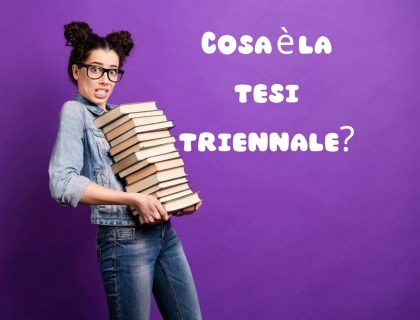 Studentessa con occhiali e capelli legati, testo "Cosa è la tesi triennale?" su sfondo viola.