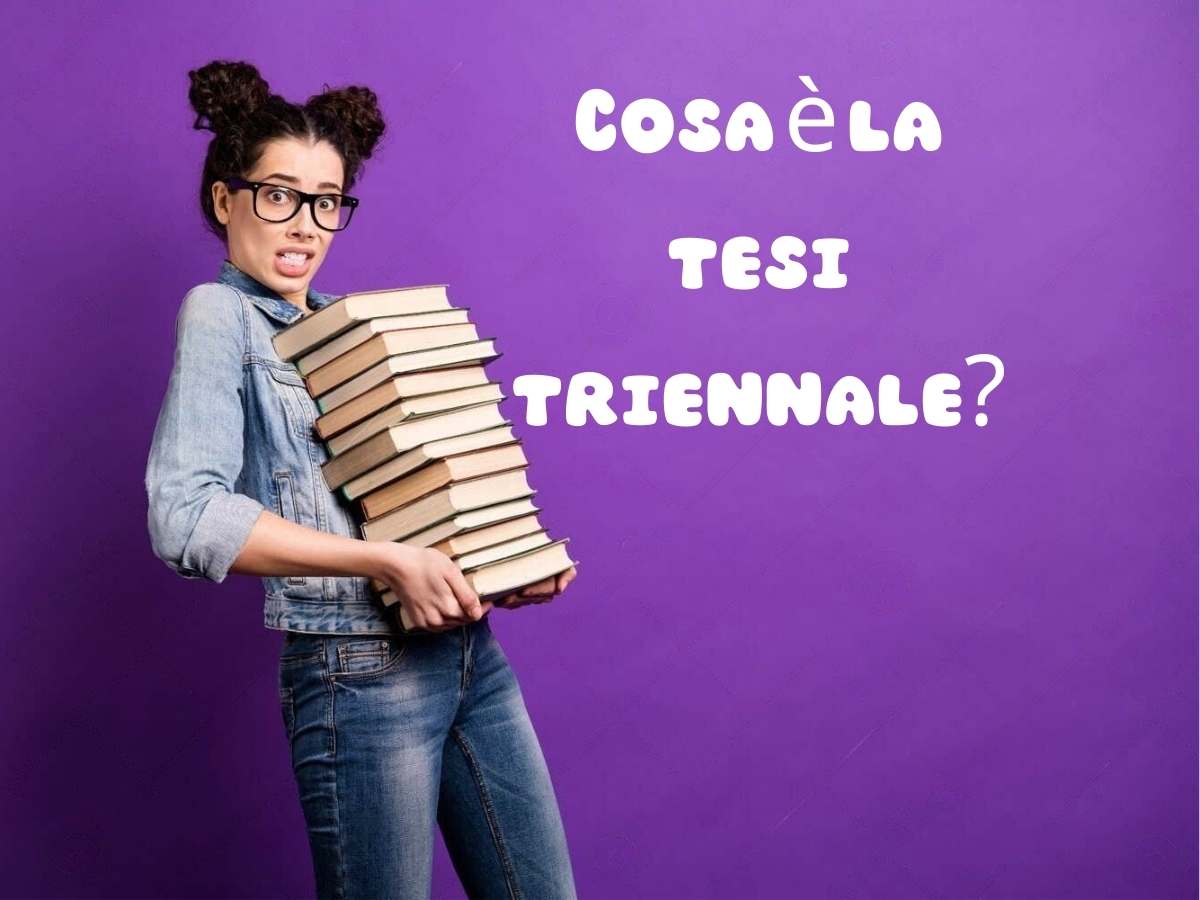 Studentessa con occhiali e capelli legati, testo "Cosa è la tesi triennale?" su sfondo viola.