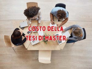 Gruppo di persone che discutono intorno a un tavolo con la scritta Costo della Tesi di Master