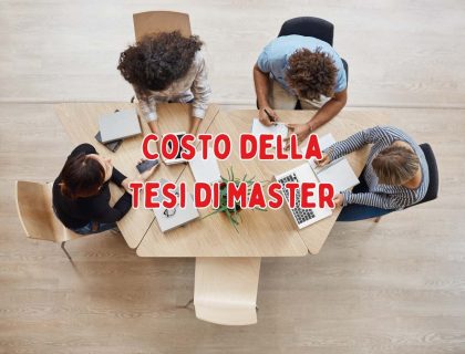 Gruppo di persone che discutono intorno a un tavolo con la scritta Costo della Tesi di Master