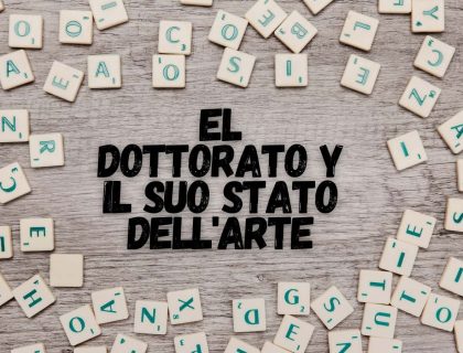 Parole "El dottorato y il suo stato dell'arte" composte da tessere su una superficie di legno chiaro.