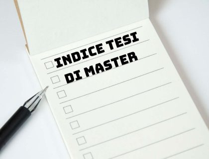 Blocco note con la scritta Indice tesi di master e una penna accanto