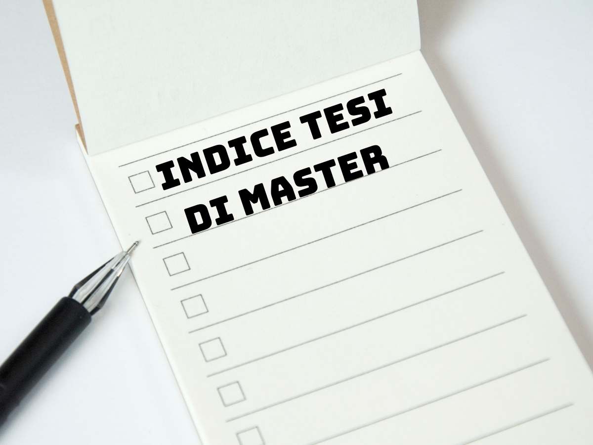 Blocco note con la scritta Indice tesi di master e una penna accanto