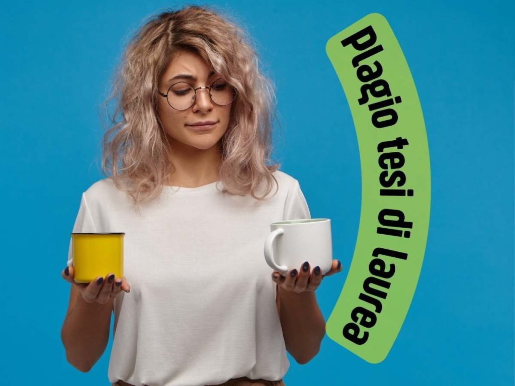 Giovane laureanda tiene una tazza di caffè e un libro con la scritta 'Rilevatore di plagio tesi di laurea' su uno sfondo blu