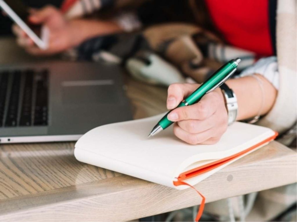 Studente che prende appunti per la Tesi di Master