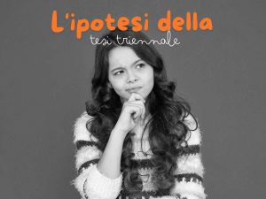 Studente pensieroso mentre elabora l'ipotesi della tesi triennale, riflettendo sul processo di formulazione.