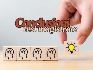 Mano che posiziona un blocco con una lampadina accesa vicino a blocchi con teste pensanti, rappresentando l'idea di conclusioni per una tesi magistrale.