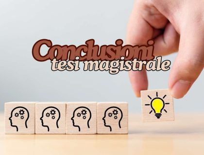 Mano che posiziona un blocco con una lampadina accesa vicino a blocchi con teste pensanti, rappresentando l'idea di conclusioni per una tesi magistrale.