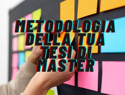Ricercatrice che pianifica la metodologia della tesi di master su una lavagna piena di post-it colorati, organizzando il processo di ricerca.